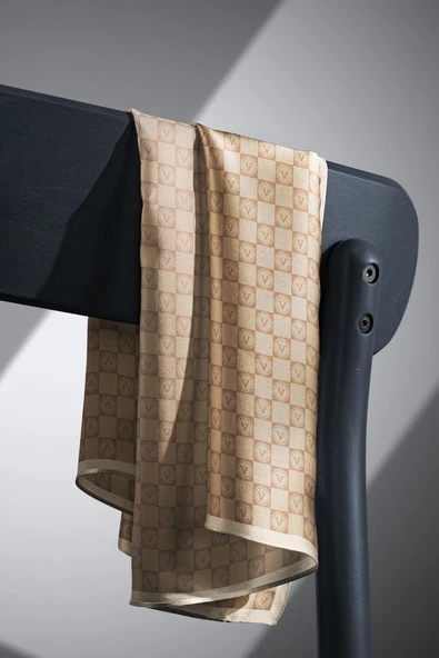 %100 Twill İpek Monogram Desenli Bej Renkli 90x90 Eşarp Dikim Şekli : El Dikişi - Resim 4