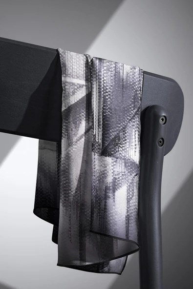 %100 Twill İpek Efektli ve Geometrik Desenli Siyah - Beyaz Renkli 90x90 Eşarp Dikim Şekli : El Dikişi - Resim 6