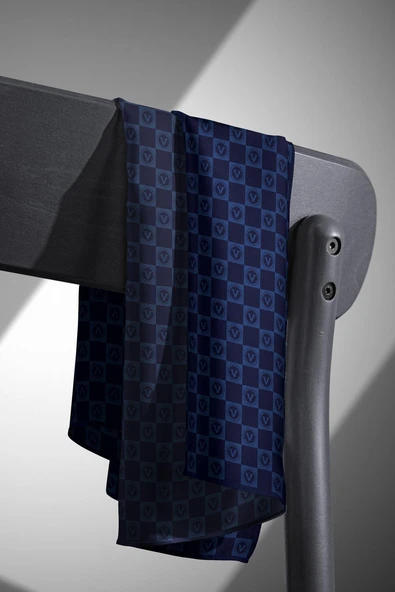 %100 Twill İpek Monogram Desenli Lacivert Renkli 90x90 Eşarp Dikim Şekli : El Dikişi - Resim 3