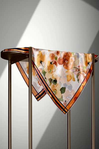 %100 Twill İpek Sulu Boyalı Çiçek Desenli Turuncu - Gold Renkli 90x90 Eşarp Dikim Şekli : El Dikişi - Resim 4