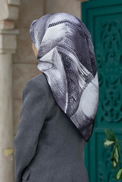 %100 Twill İpek Efektli ve Geometrik Desenli Siyah - Beyaz Renkli 90x90 Eşarp Dikim Şekli : El Dikişi ürün görseli