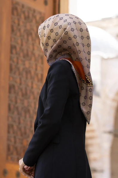 % 57 İPEK % 43 VİSKON Twill İpek Zincirli Ve Monogram Desenli Bej - Taba Renkli 90x90 Eşarp Dikim Şekli : El Dikişi ürün görseli