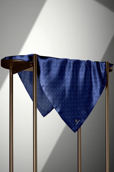 % 57 İPEK % 43 VİSKON Twill İpek Monogram Desenli Saks Renkli 90x90 Eşarp Dikim Şekli : El Dikişi - Resim 3