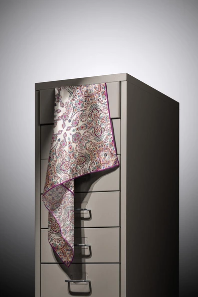 %100 Twill İpek Şal Desenli Krem - Mürdüm Renkli 90x90 Eşarp Dikim Şekli : El Dikişi - Resim 4