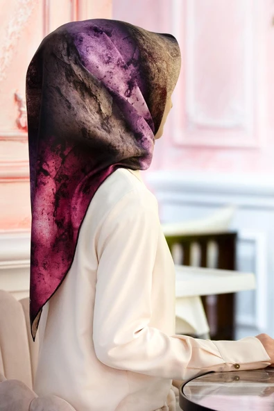 % 57 İPEK % 43 VİSKON Twill İpek Dokulu Ve Geometrik Desenli Mürdüm - Vizon Renkli 90x90 Eşarp Dikim Şekli : El Dikişi ürün görseli 1