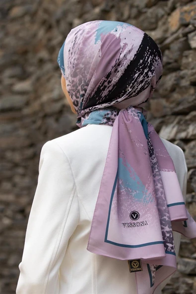 LÜKS MEDİNE İPEĞİ LEOPAR DESENLİ PUDRA - PETROL YEŞİLİ RENKLİ 75X195 KIRIŞMAZ ŞAL MOSS KREP DİKİŞ TİPİ İTALYAN DİKİŞLİ ürün görseli