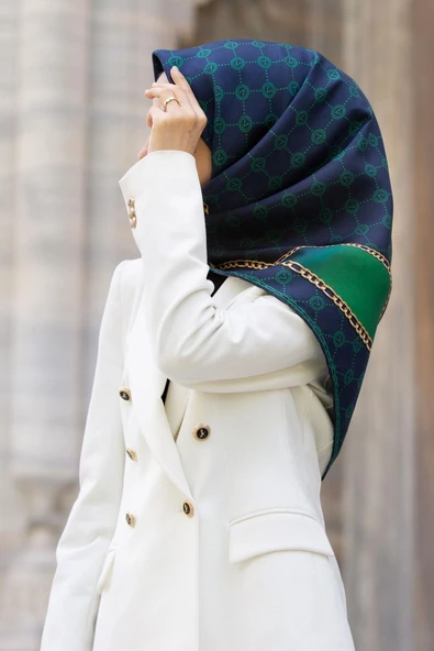 % 57 İPEK % 43 VİSKON Twill İpek Zincirli Ve Monogram Desenli Lacivert - Zümrüt Yeşili Renkli 90x90 Eşarp Dikim Şekli : El Dikişi ürün görseli