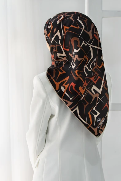 % 57 İPEK % 43 VİSKON Twill İpek Soyut Geometrik Desenli Taba - Sütlü Kahve Renkli 90x90 Eşarp Dikim Şekli : El Dikişi ürün görseli 1