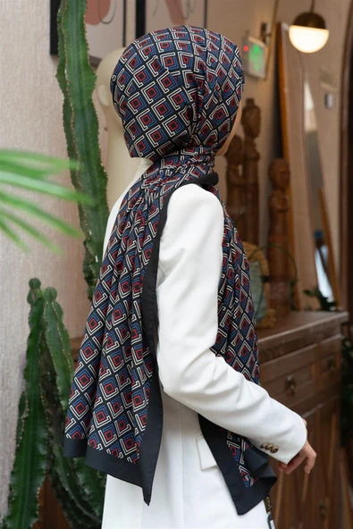 LÜKS MEDİNE İPEĞİ MİNİ MOTİF DESENLİ İNDİGO - KIRMIZI RENKLİ 75X195 KIRIŞMAZ ŞAL MOSS KREP DİKİŞ TİPİ İTALYAN DİKİŞLİ ürün görseli 1