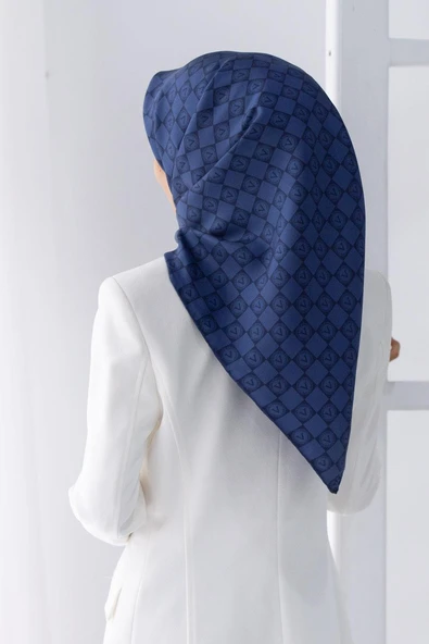% 57 İPEK % 43 VİSKON Twill İpek Monogram Desenli İndigo Renkli 90x90 Eşarp Dikim Şekli : El Dikişi ürün görseli