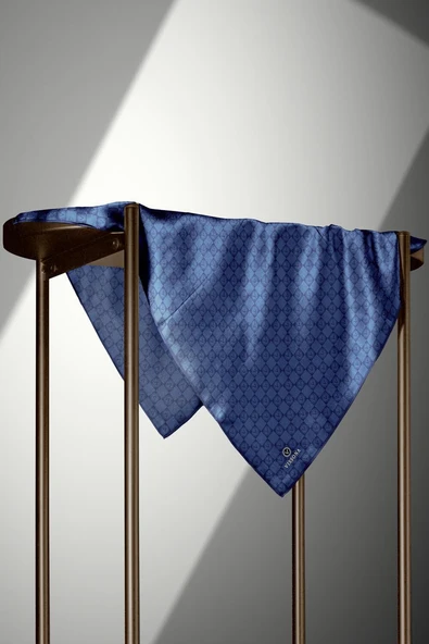% 57 İPEK % 43 VİSKON Twill İpek Monogram Desenli İndigo Renkli 90x90 Eşarp Dikim Şekli : El Dikişi - Resim 4