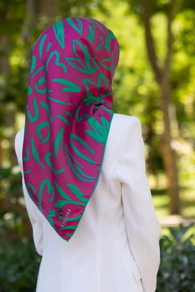 % 57 İPEK % 43 VİSKON Twill İpek Büyük Çiçek Desenli Fuşya - Koyu Mint Yeşili Renkli 90x90 Eşarp Dikim Şekli : El Dikişi ürün görseli