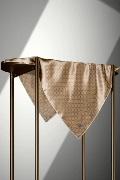 %100 Twill İpek Monogram Desenli Bej Renkli 90x90 Eşarp Dikim Şekli : El Dikişi - Resim 3