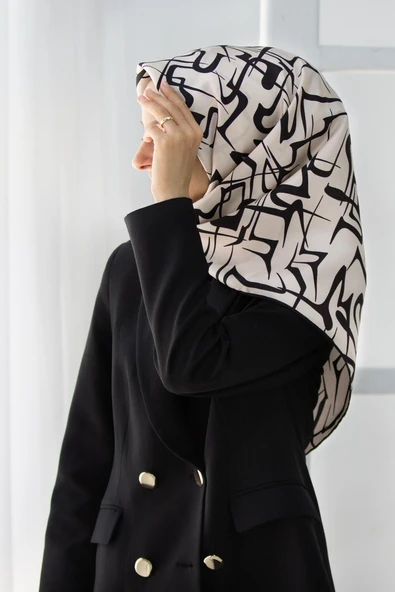% 57 İPEK % 43 VİSKON Twill İpek Soyut Geometrik Desenli Krem - Siyah Renkli 90x90 Eşarp Dikim Şekli : El Dikişi ürün görseli