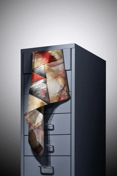 %100 Twill İpek Efektli ve Geometrik Desenli Bej - Kırmızı Renkli 90x90 Eşarp Dikim Şekli : El Dikişi - Resim 3