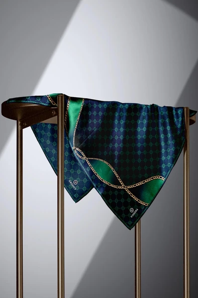 % 57 İPEK % 43 VİSKON Twill İpek Zincirli Ve Monogram Desenli Lacivert - Zümrüt Yeşili Renkli 90x90 Eşarp Dikim Şekli : El Dikişi - Resim 4