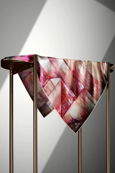 %100 Twill İpek Efektli ve Geometrik Desenli Somon - Pudra Renkli 90x90 Eşarp Dikim Şekli : El Dikişi - Resim 4