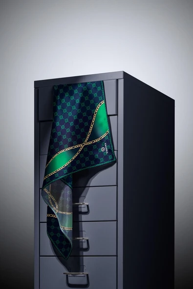 % 57 İPEK % 43 VİSKON Twill İpek Zincirli Ve Monogram Desenli Lacivert - Zümrüt Yeşili Renkli 90x90 Eşarp Dikim Şekli : El Dikişi - Resim 6