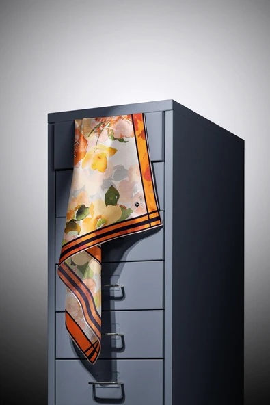 %100 Twill İpek Sulu Boyalı Çiçek Desenli Turuncu - Gold Renkli 90x90 Eşarp Dikim Şekli : El Dikişi - Resim 3