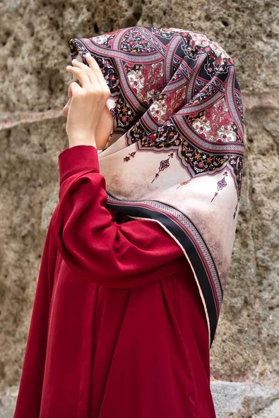 % 57 İPEK % 43 VİSKON Twill İpek Şal Desenli Siyah - Bordo Renkli 90x90 Eşarp Dikim Şekli : El Dikişi ürün görseli