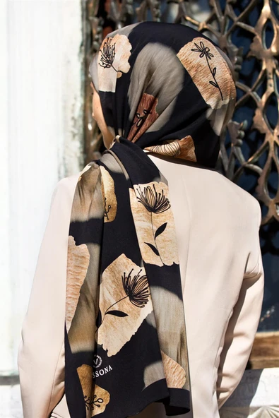 LÜKS MEDİNE İPEĞİ FIRÇA DOKULU ÇİZGİ ÇİÇEK DESENLİ SİYAH - BEJ RENKLİ 75X195 KIRIŞMAZ ŞAL MOSS KREP DİKİŞ TİPİ İTALYAN DİKİŞLİ ürün görseli