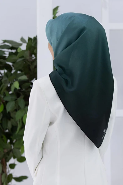 % 57 İPEK % 43 VİSKON Twill İpek Degrade Desenli Mint Yeşili Renkli 90x90 Eşarp Dikim Şekli : El Dikişi ürün görseli