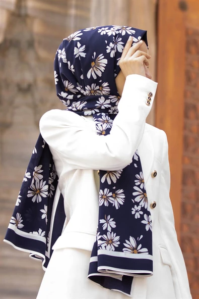 LÜKS MEDİNE İPEĞİ PAPATYA DESENLİ LACİVERT RENKLİ 75X195 KIRIŞMAZ ŞAL MOSS KREP DİKİŞ TİPİ İTALYAN DİKİŞLİ ürün görseli