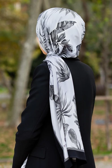 LÜKS MEDİNE İPEĞİ YAPRAK DESENLİ GÜMÜŞ - GRİ RENKLİ 75X195 KIRIŞMAZ ŞAL MOSS KREP DİKİŞ TİPİ İTALYAN DİKİŞLİ ürün görseli