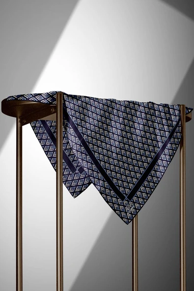 % 57 İPEK % 43 VİSKON Twill İpek Geometrik Desenli Lacivert - İndigo Renkli 90x90 Eşarp Dikim Şekli : El Dikişi - Resim 3