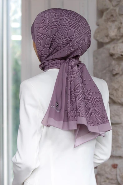 LÜKS MEDİNE İPEĞİ GEOMETRİK DESENLİ GÜL KURUSU - PUDRA RENKLİ 75X195 KIRIŞMAZ ŞAL MOSS KREP DİKİŞ TİPİ İTALYAN DİKİŞLİ ürün görseli