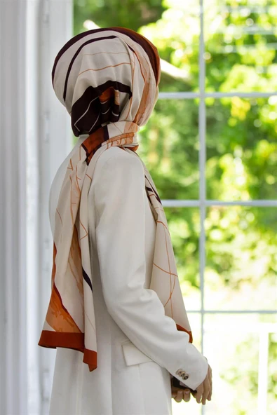 LÜKS MEDİNE İPEĞİ ÇİZGİ DESENLİ TABA RENKLİ 75X195 KIRIŞMAZ ŞAL MOSS KREP DİKİŞ TİPİ İTALYAN DİKİŞLİ ürün görseli