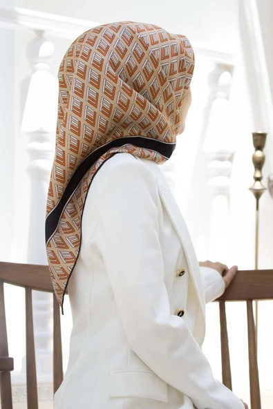 % 57 İPEK % 43 VİSKON Twill İpek Geometrik Desenli Bej - Taba  Renkli 90x90 Eşarp Dikim Şekli : El Dikişi ürün görseli