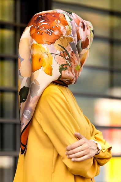 %100 Twill İpek Sulu Boyalı Çiçek Desenli Turuncu - Gold Renkli 90x90 Eşarp Dikim Şekli : El Dikişi ürün görseli