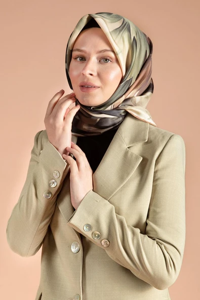 %100 Twill İpek Yaprak Desenl Haki - Bej Renkli 90x90 Eşarp Dikim Şekli : El Dikişi - Resim 3