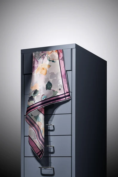 %100 Twill İpek Sulu Boyalı Çiçek Desenli Mor - Vizon Renkli 90x90 Eşarp Dikim Şekli : El Dikişi - Resim 3