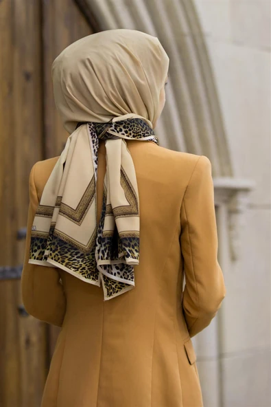 LÜKS MEDİNE İPEĞİ LEOPAR BORDÜR DESENLİ BEJ RENKLİ 75X195 KIRIŞMAZ ŞAL MOSS KREP DİKİŞ TİPİ İTALYAN DİKİŞLİ ürün görseli