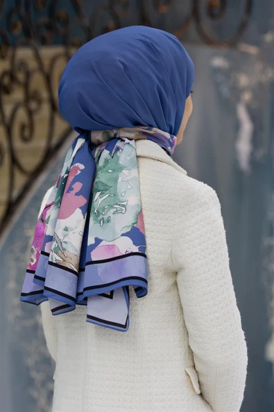 LÜKS MEDİNE İPEĞİ ÇİÇEK DESENLİ İNDİGO - MÜRDÜM RENKLİ 75X195 KIRIŞMAZ ŞAL MOSS KREP DİKİŞ TİPİ İTALYAN DİKİŞLİ ürün görseli