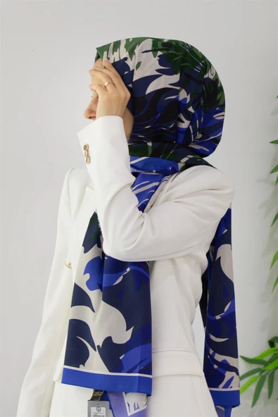 LÜKS MEDİNE İPEĞİ GEOMETRİK DESENLİ SAKS RENKLİ 75X195 KIRIŞMAZ ŞAL MOSS KREP DİKİŞ TİPİ İTALYAN DİKİŞLİ ürün görseli 1