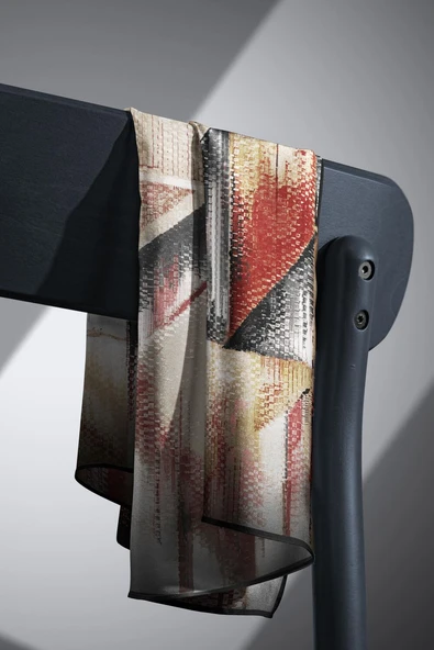 %100 Twill İpek Efektli ve Geometrik Desenli Bej - Kırmızı Renkli 90x90 Eşarp Dikim Şekli : El Dikişi - Resim 5