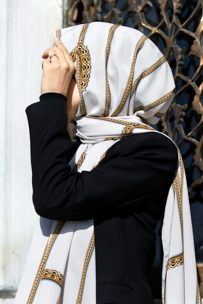 LÜKS MEDİNE İPEĞİ ZİNCİR DESENLİ KREM RENKLİ 75X195 KIRIŞMAZ ŞAL MOSS KREP DİKİŞ TİPİ İTALYAN DİKİŞLİ ürün görseli