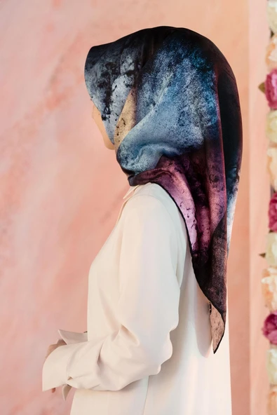 %100 Twill İpek Dokulu Ve Geometrik Desenli Mint Yeşili - Lila Renkli 90x90 Eşarp Dikim Şekli : El Dikişi ürün görseli