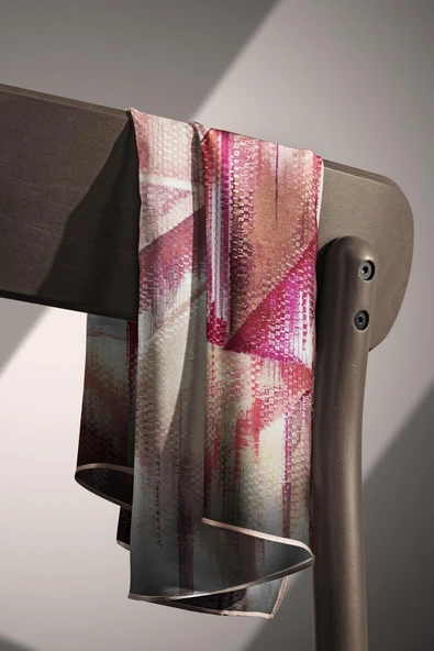 %100 Twill İpek Efektli ve Geometrik Desenli Somon - Pudra Renkli 90x90 Eşarp Dikim Şekli : El Dikişi - Resim 6