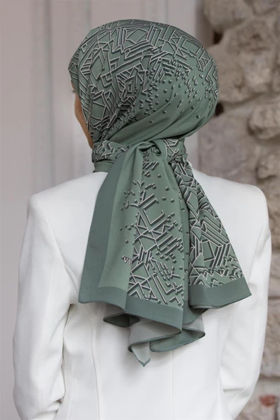 LÜKS MEDİNE İPEĞİ GEOMETRİK DESENLİ SU YEŞİLİ - KREM RENKLİ 75X195 KIRIŞMAZ ŞAL MOSS KREP DİKİŞ TİPİ İTALYAN DİKİŞLİ ürün görseli