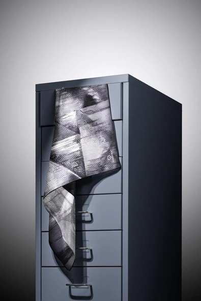 %100 Twill İpek Efektli ve Geometrik Desenli Siyah - Beyaz Renkli 90x90 Eşarp Dikim Şekli : El Dikişi - Resim 3