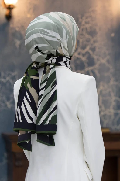 LÜKS MEDİNE İPEĞİ ZEBRA VE ÇİÇEK DESENLİ ZÜMRÜT YEŞİLİ RENKLİ 75X195 KIRIŞMAZ ŞAL MOSS KREP DİKİŞ TİPİ İTALYAN DİKİŞLİ ürün görseli 1