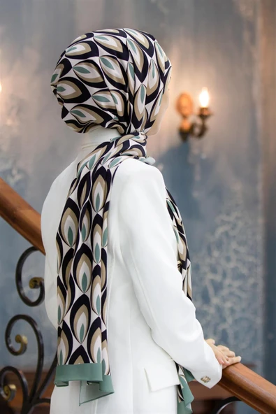 LÜKS MEDİNE İPEĞİ GEOMETRİK DESENLİ MİNT YEŞİLİ RENKLİ 75X195 KIRIŞMAZ ŞAL MOSS KREP DİKİŞ TİPİ İTALYAN DİKİŞLİ ürün görseli 1