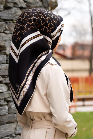 % 57 İPEK %43 VİSKON  Twill İpek Gold Halka Desenli Siyah - Krem Renkli 90x90 Eşarp Dikim Şekli : El Dikişi ürün görseli