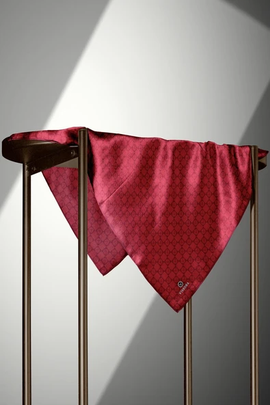 % 57 İPEK % 43 VİSKON  Twill İpek Monogram Desenli Bordo Renkli 90x90 Eşarp Dikim Şekli : El Dikişi - Resim 4