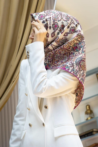 %100 Twill İpek Şal Desenli Krem - Mürdüm Renkli 90x90 Eşarp Dikim Şekli : El Dikişi ürün görseli
