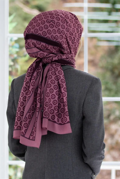 LÜKS MEDİNE İPEĞİ DEGRADELİ MONOGRAM DESENLİ PUDRA RENKLİ 75X195 KIRIŞMAZ ŞAL MOSS KREP DİKİŞ TİPİ İTALYAN DİKİŞLİ ürün görseli